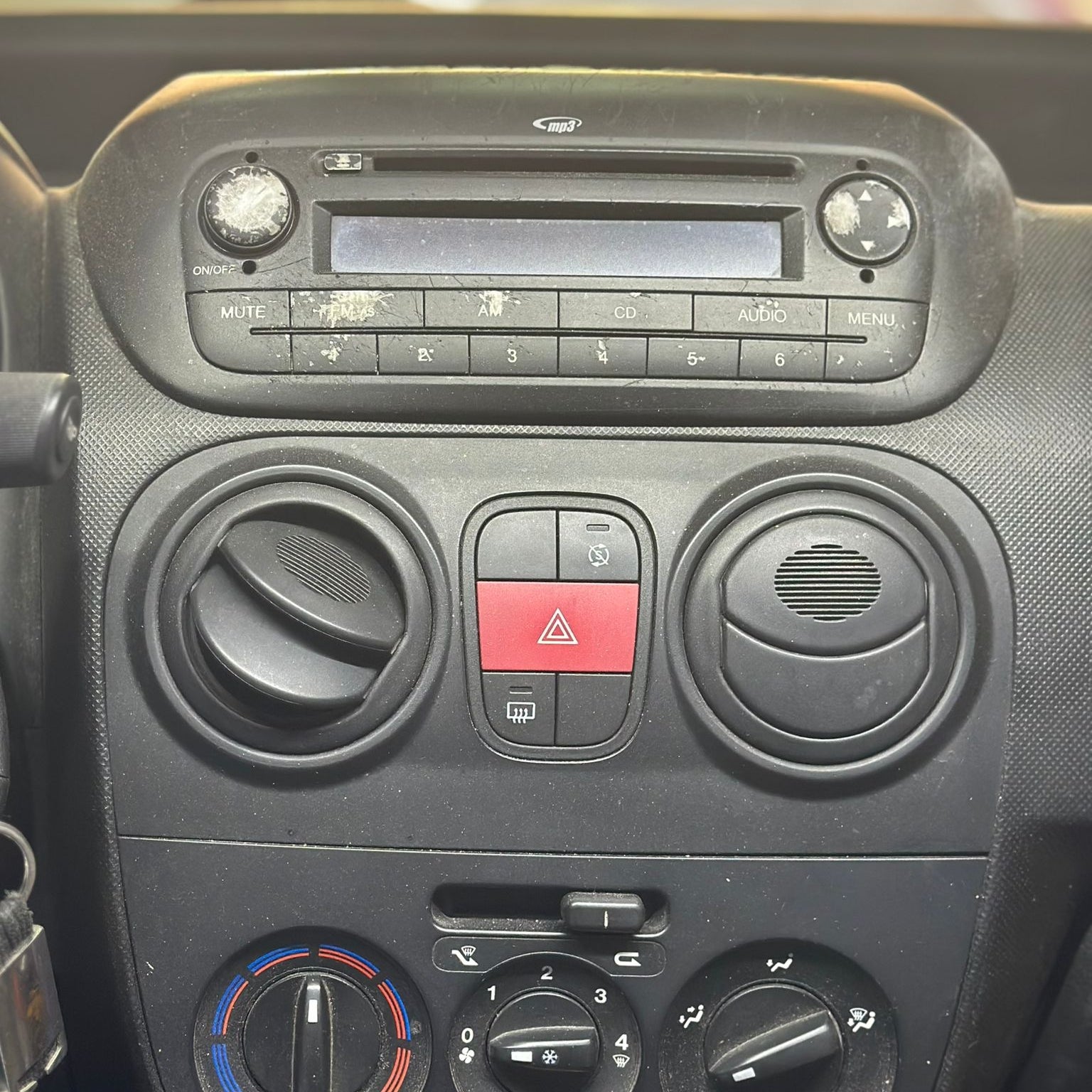 Autoradio per Fiat Qubo 6.9", Citroen Nemo, Peugeot Bipper (2008-2017) Bluetooth, Android, CarPlay, Android Auto, 2/32GB Ram