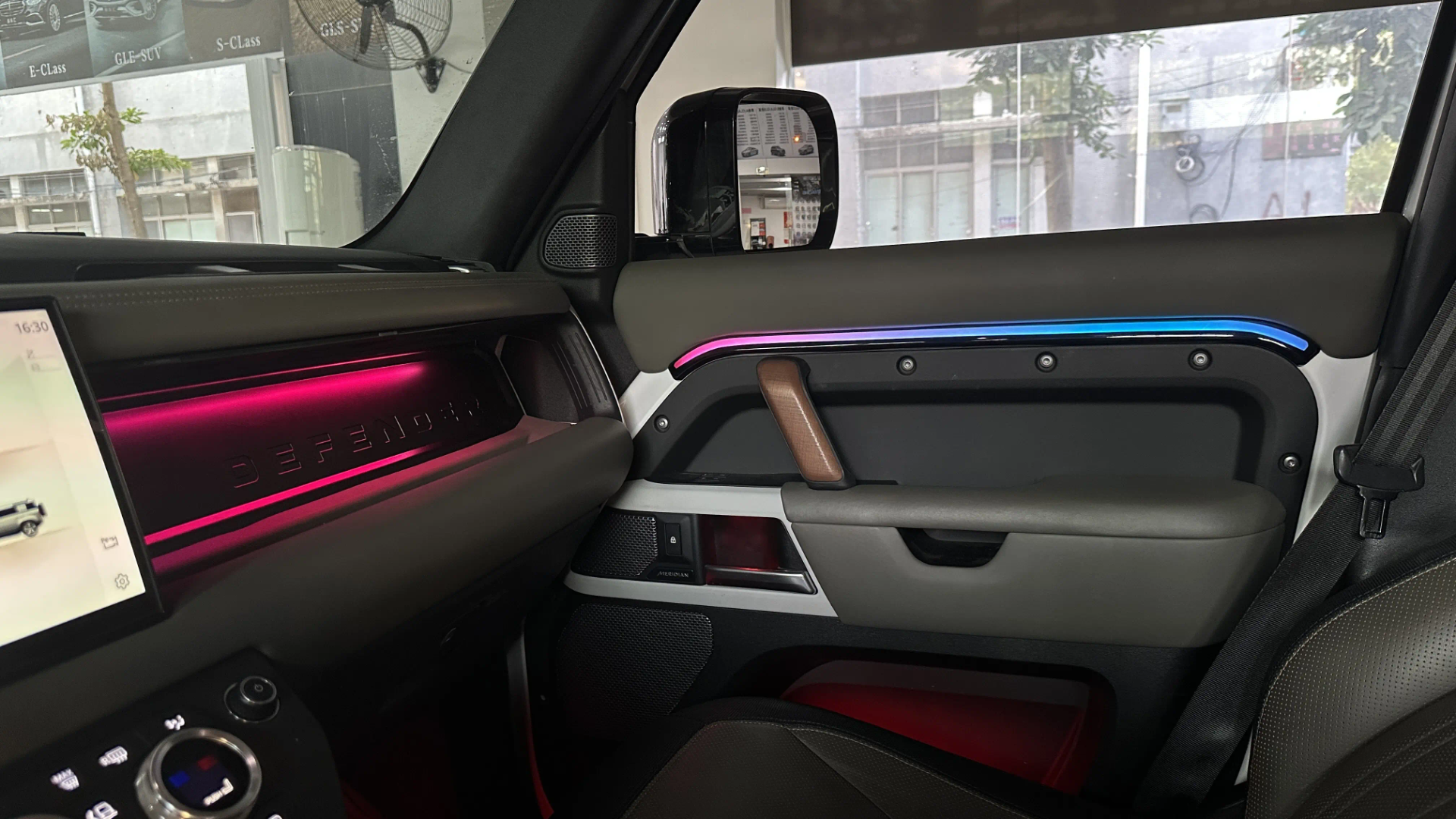 (PRENOTA) Ambient Light per Land Rover Defender L663 (2019-2026), 256 Colori, APP