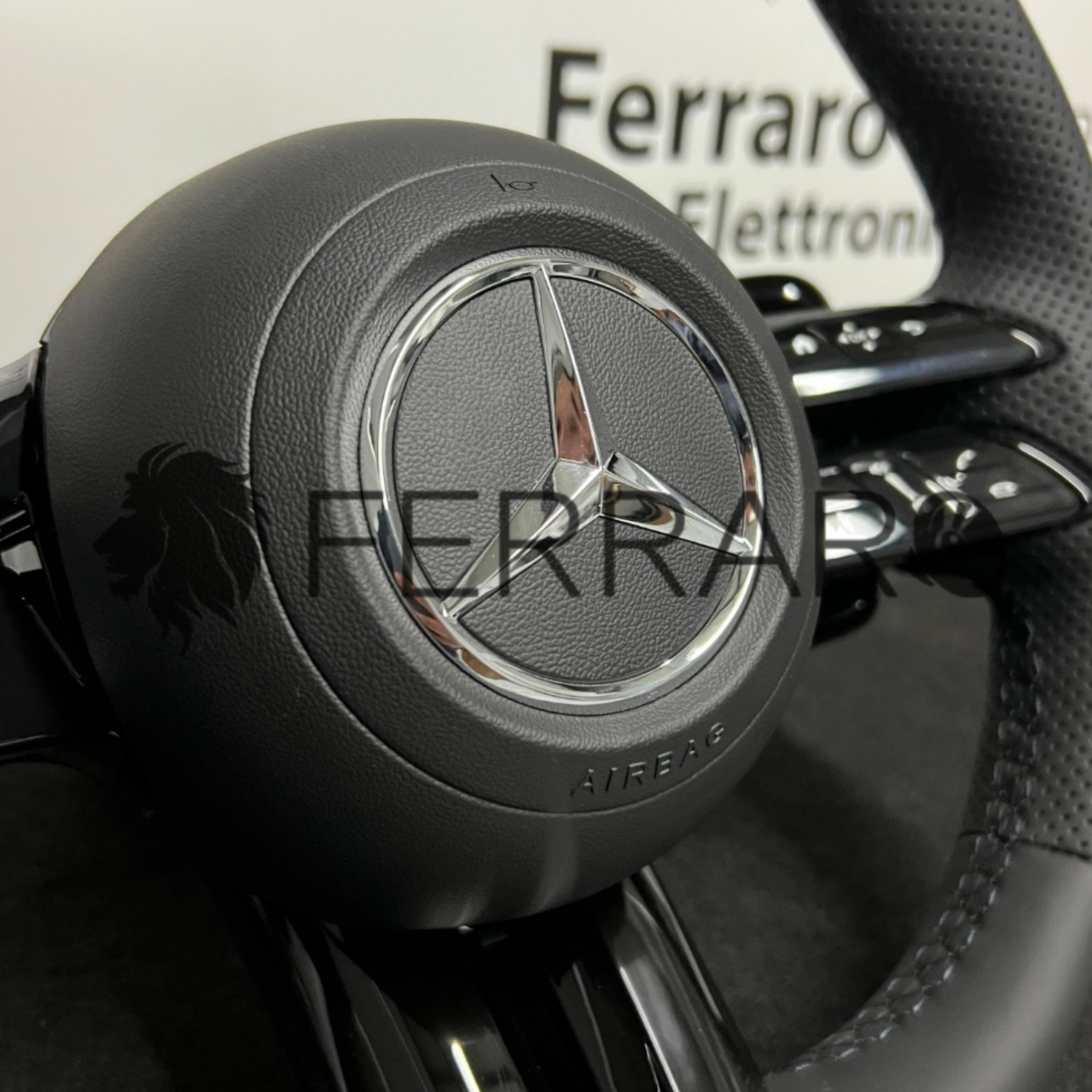 (PRENOTA) Volante per Mercedes, Nero Lucido, Logo Argento, Filo Nero, Perforato