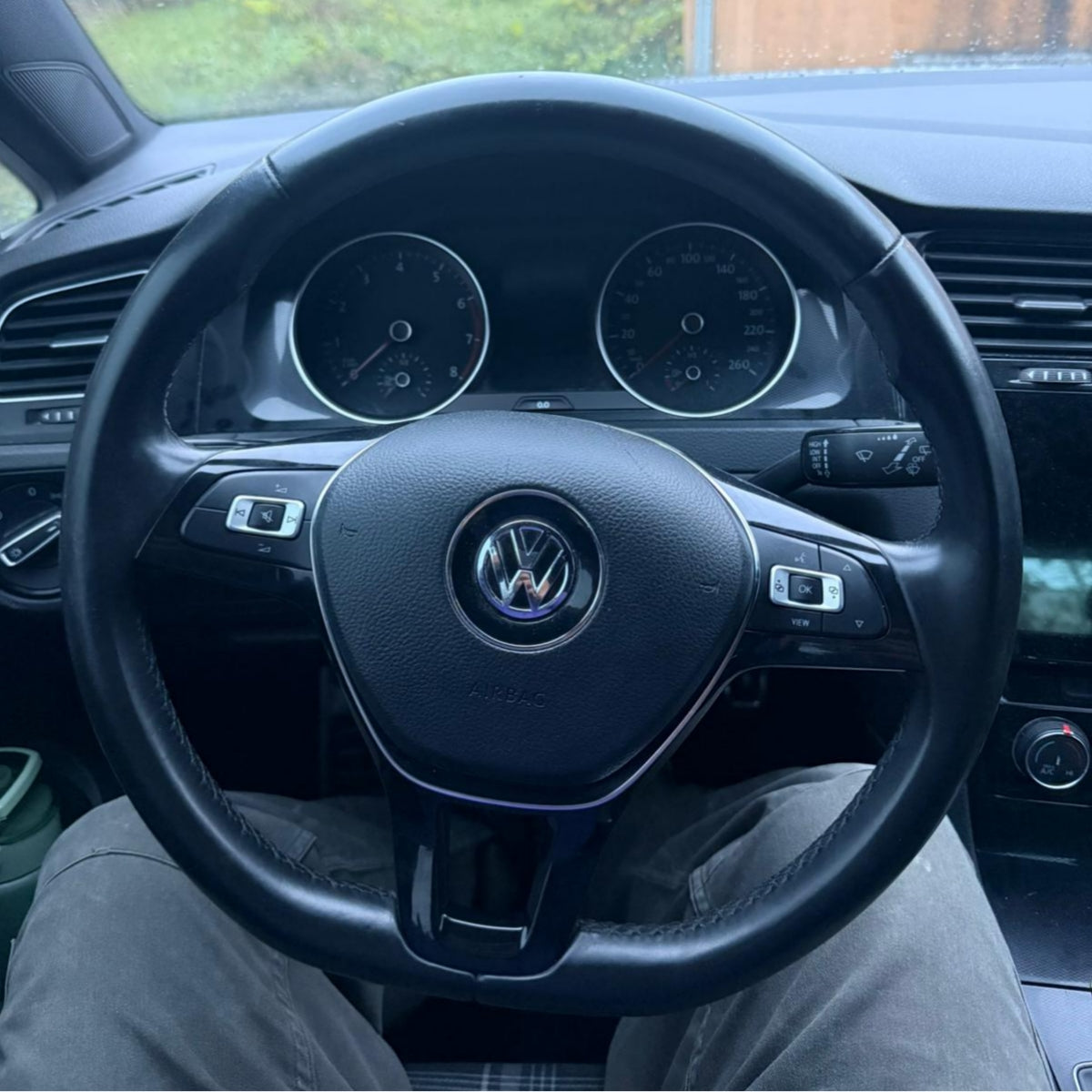 (PRENOTA) Volante per Volkswagen, Carbonio Diagonale, Filo Nero, Punzonatura, LED
