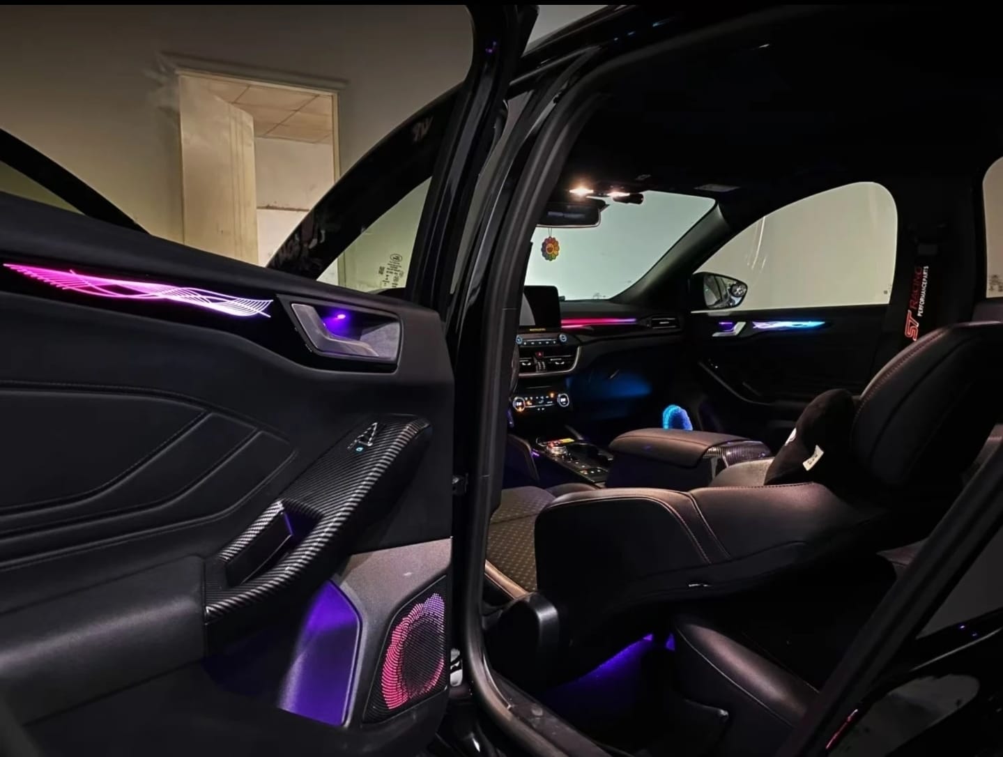 (PRENOTA) Ambient Light per Ford Focus (2018-2022), 256 Colori RGB, APP