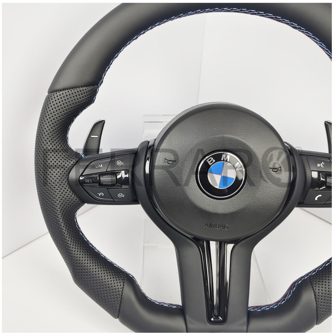 (PRENOTA) Volante per BMW, Pelle Nera, Cromatura Nera, Filo Multicolore