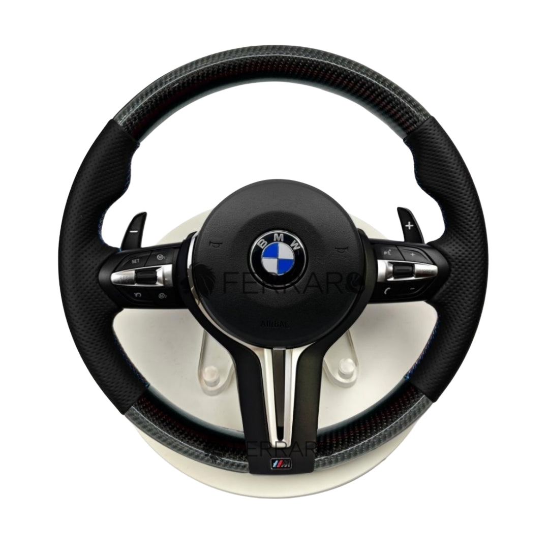 (PRENOTA) Volante per BMW, Carbonio Inclinato, Pelle Nera, Perforata, Linea Tricolore