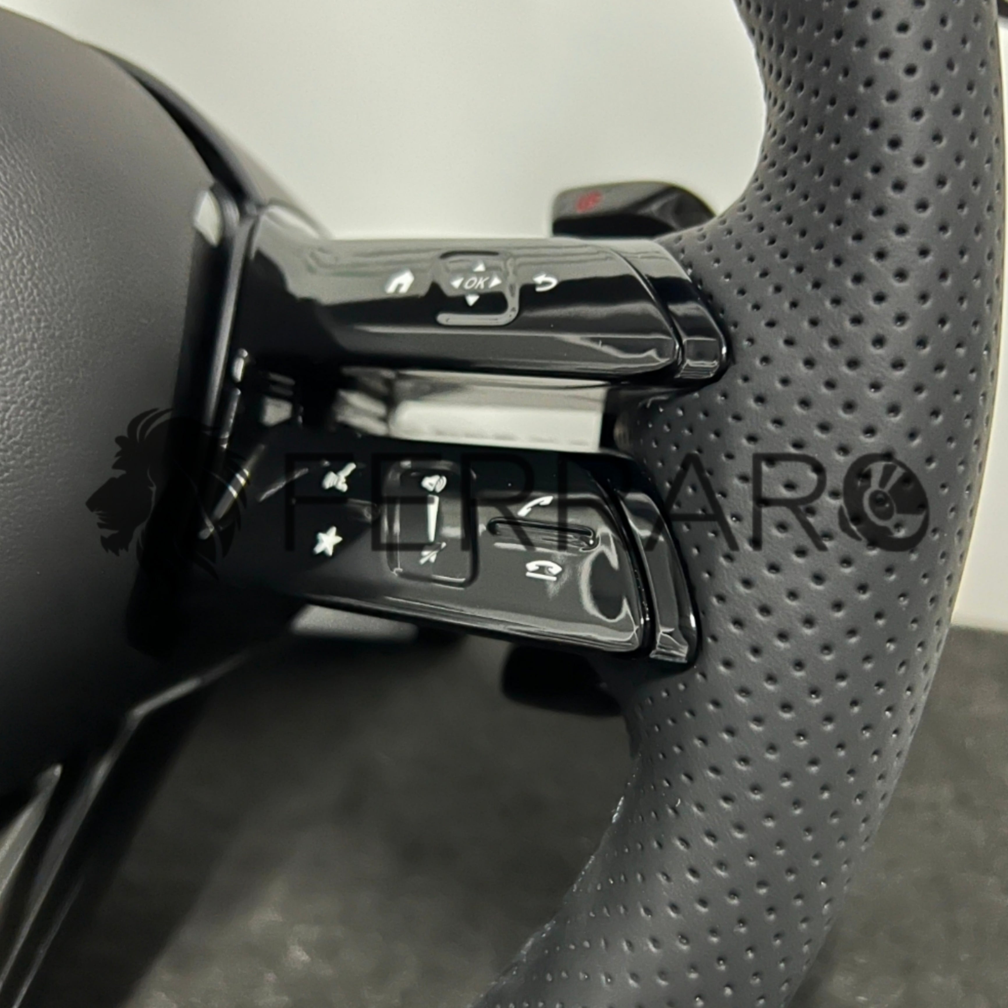 (PRENOTA) Volante per Mercedes, Nero Lucido, Logo Argento, Filo Nero, Perforato