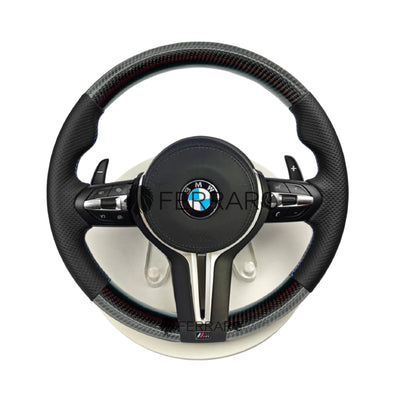 (PRENOTA) Volante per BMW, Carbonio Inclinato, Pelle Nera, Perforata, Linea Tricolore