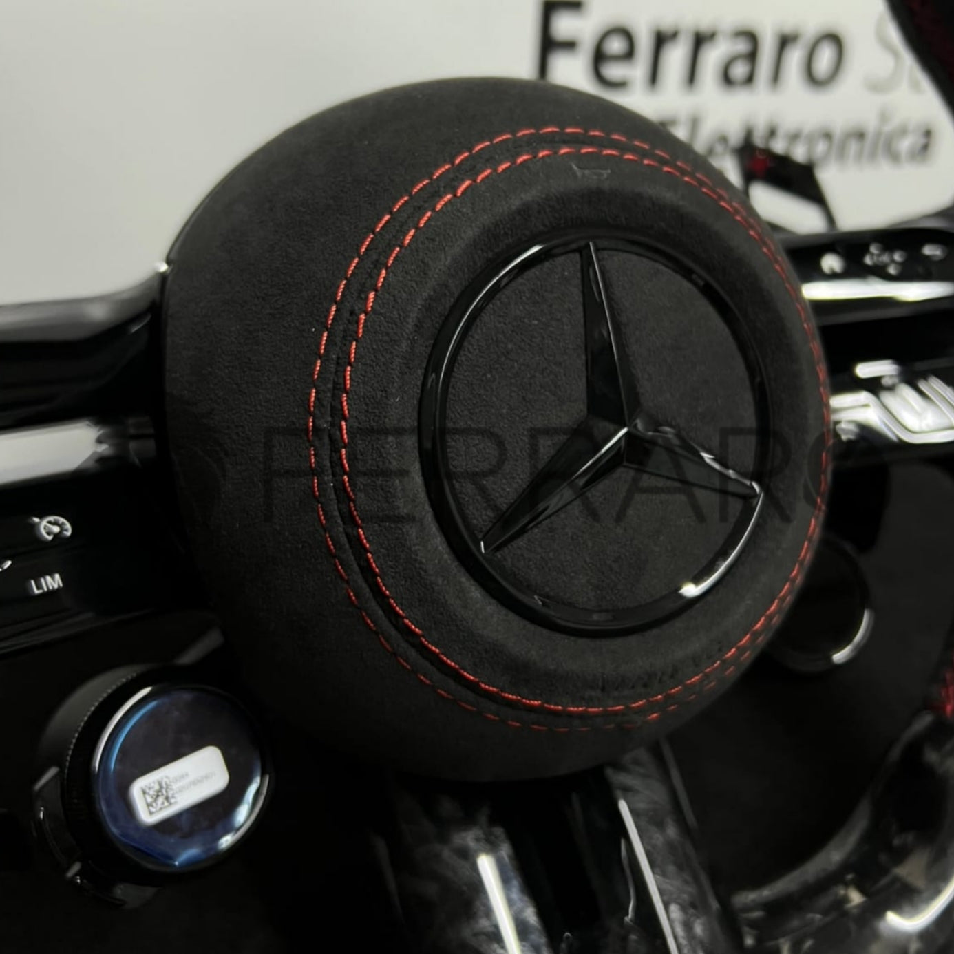(PRENOTA) Volante per Mercedes, Carbonio Diagonale, Pelle Scamosciata, Galvanica, Linea Rossa, Pomelli AMG
