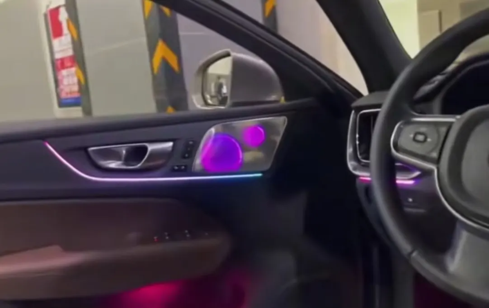 (PRENOTA) Ambient Light per Volvo XC60 (2017-2026), 256 Colori, APP