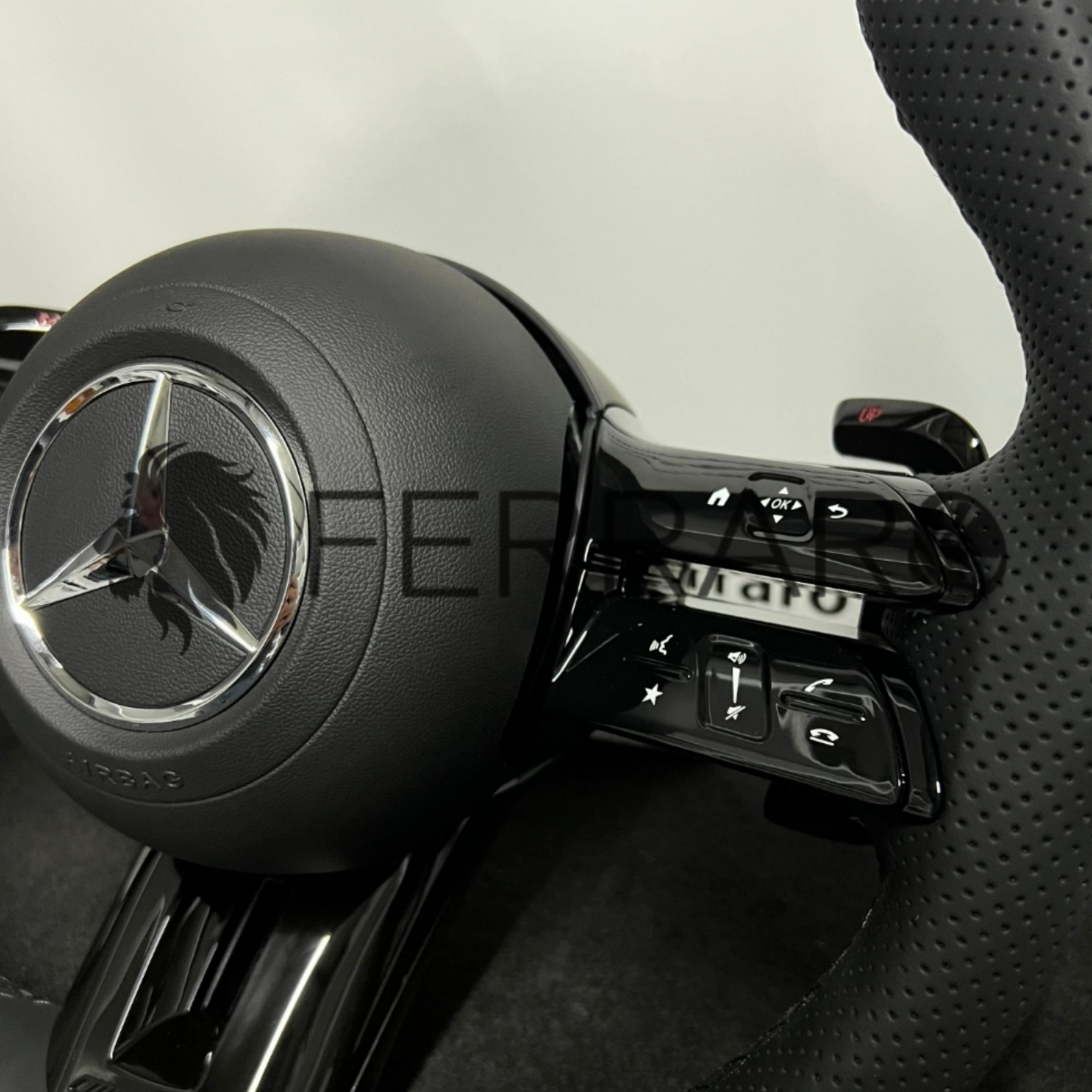 (PRENOTA) Volante per Mercedes, Nero Lucido, Logo Argento, Filo Nero, Perforato