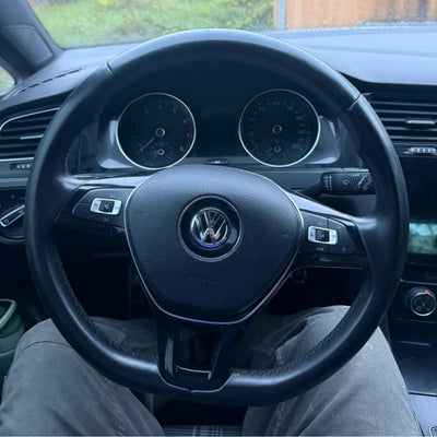(PRENOTA) Volante per Volkswagen, Carbonio Diagonale, Filo Nero, Punzonatura, LED